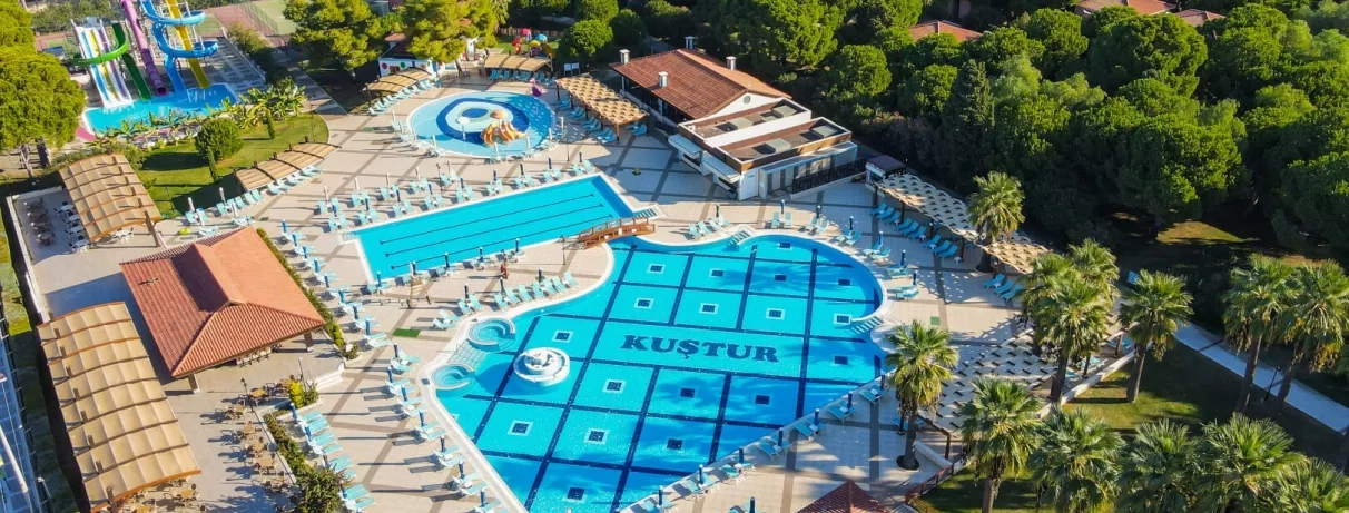 Une vue aérienne d'un grand parc aquatique comprenant différents bassins.