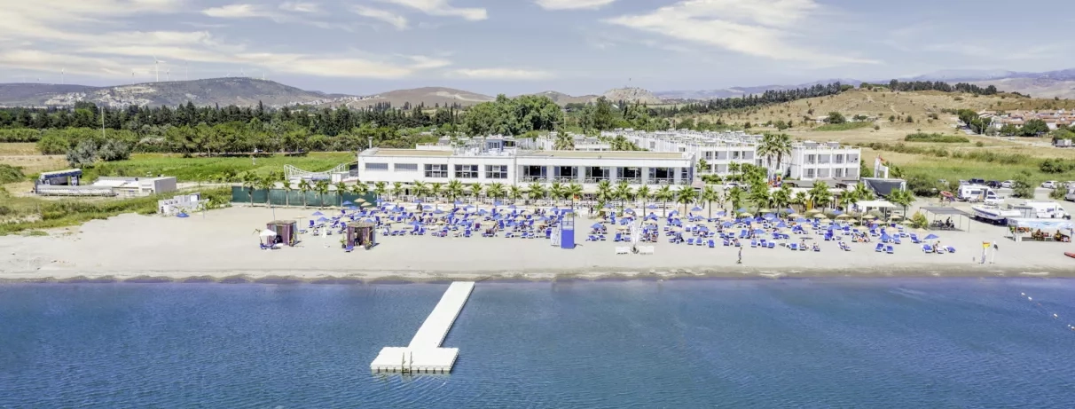 Une vue panoramique montrant un vaste complexe hôtelier bordant une plage.