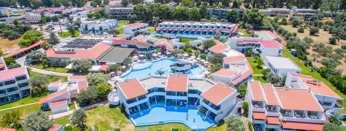 hôtel sur plusieurs bâtiments d'un seul étage, piscines privées, partagées, plusieurs balcons, pins et arbres