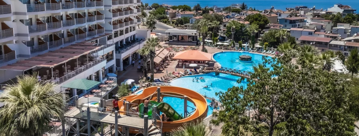 Un aperçu du complexe hôtelier, bordant une piscine animée et des toboggans aquatiques.