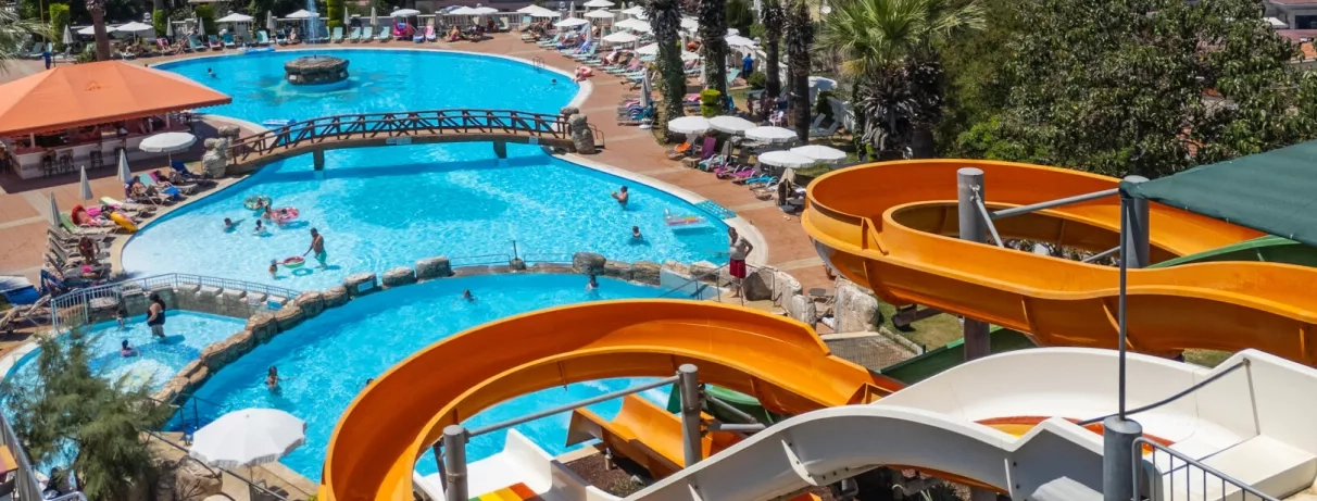 Une vue plongeante sur un parc aquatique ludique doté de plusieurs toboggans.