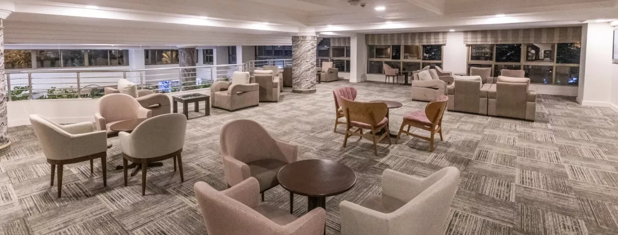 Un salon de détente intérieur élégant, offrant de nombreux fauteuils.