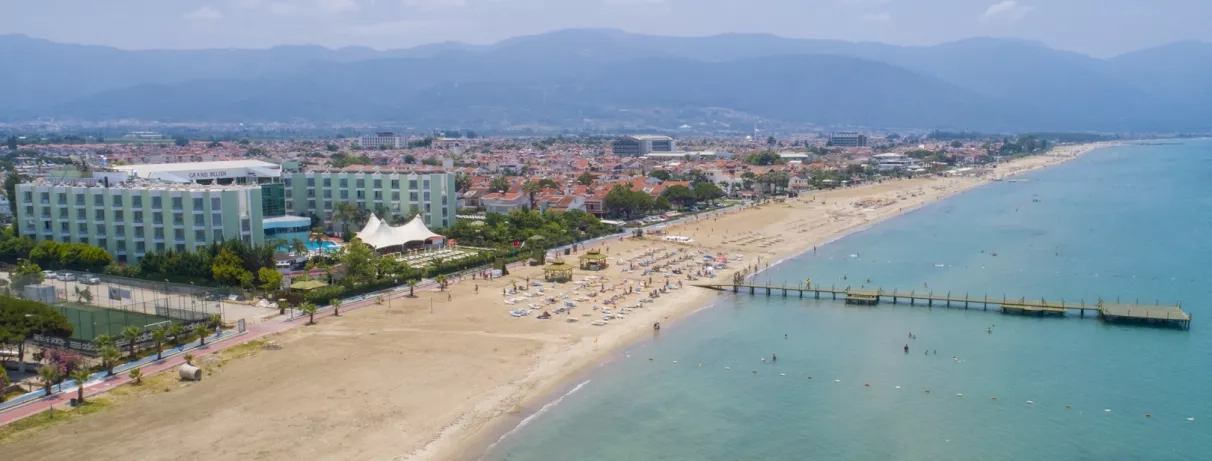 Une vue panoramique montrant la proximité immédiate de l'hôtel avec la plage de sable fin.