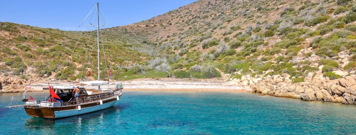 vue de la montagne et de la mer avec un bateau