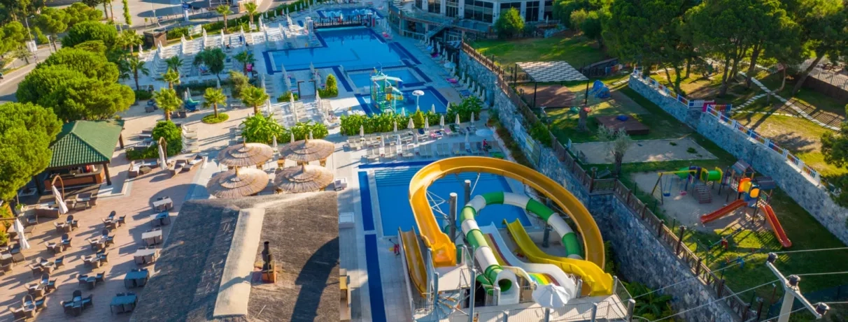 Une vue aérienne sur un complexe de loisirs avec plusieurs piscines et des toboggans.