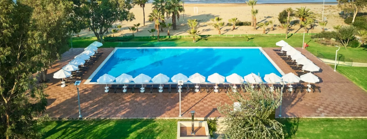 Une vue plongeante sur une piscine rectangulaire entourée d'une terrasse en bois.