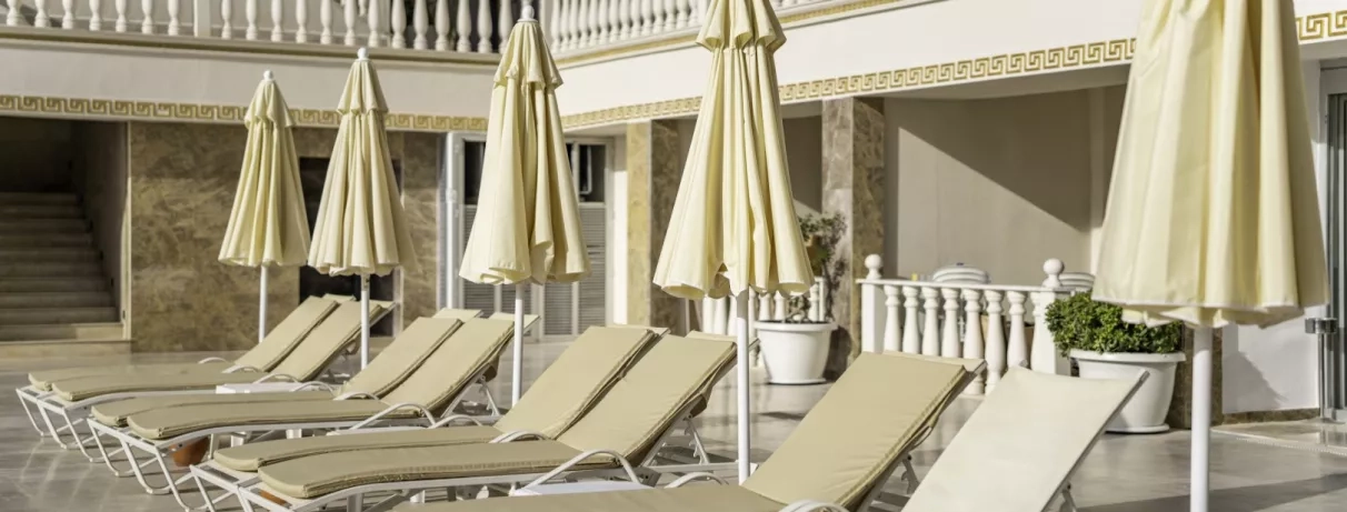 vue sur la terrasse de l'hôtel avec des transats