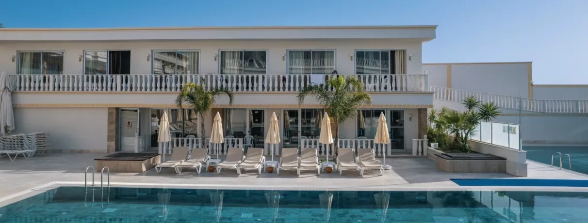 vue de la piscine et vue de l'hôtel