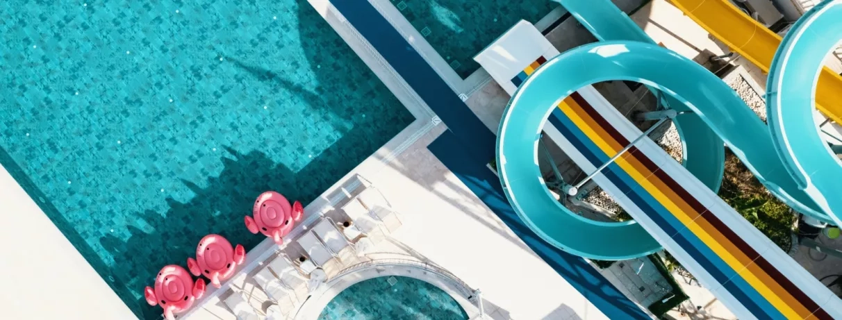 vue de la piscine extérieur avec des toboggans