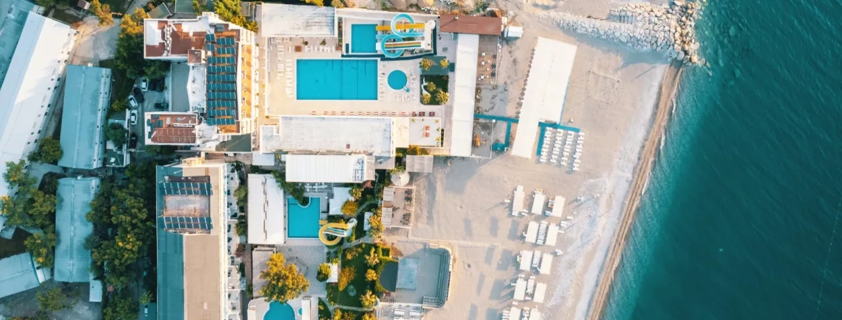 vue en hauteur de l'infrastructures de l'hôtel et de la plage