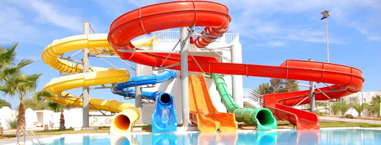 toboggans colorés avec piscine au Vincci Helios à Djerba pour vacances familiales en Tunisie
