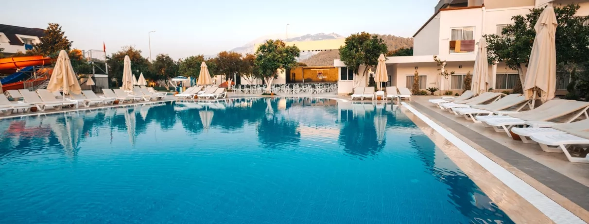 vue de la piscine extérieur avec transats et parasols