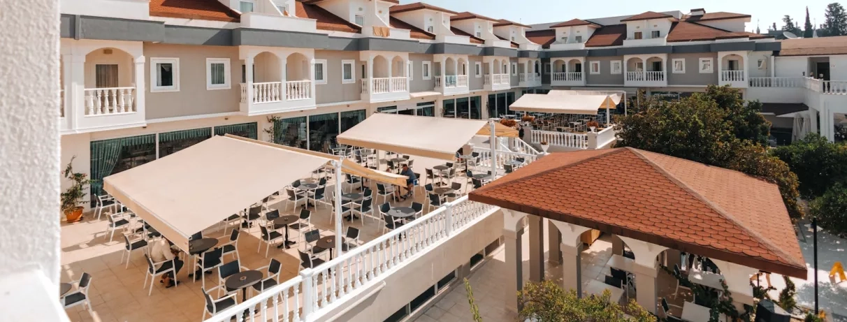 salle de restaurant sur la terrasse de l'hôtel