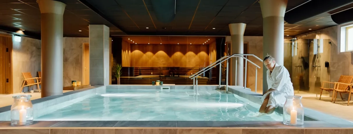 grande piscine chauffée couverte au spa de l'hôtel