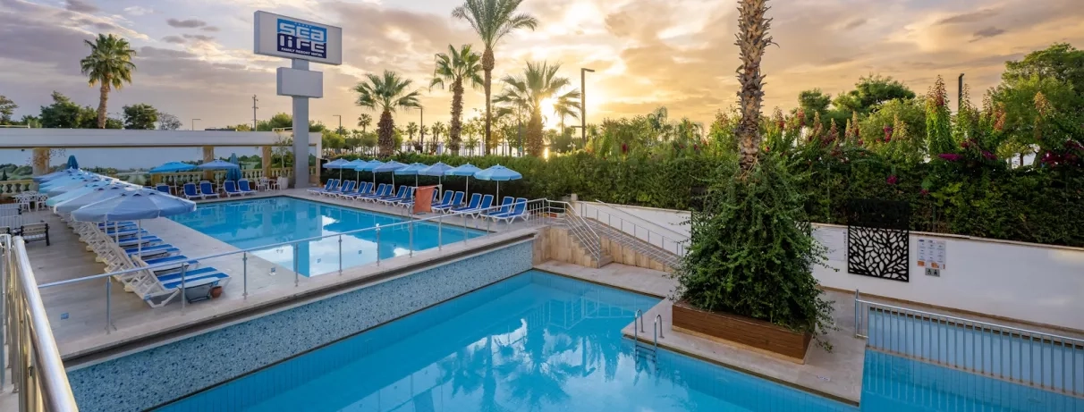 vue des piscines extérieurs de l'hôtel 