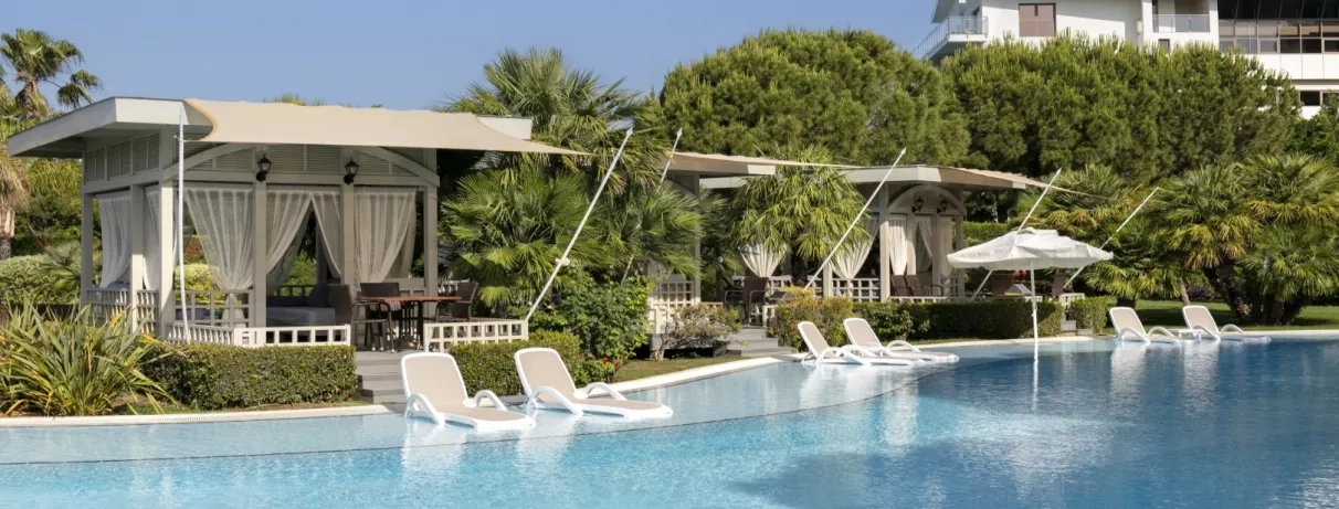 piscine extérieure avec des transats