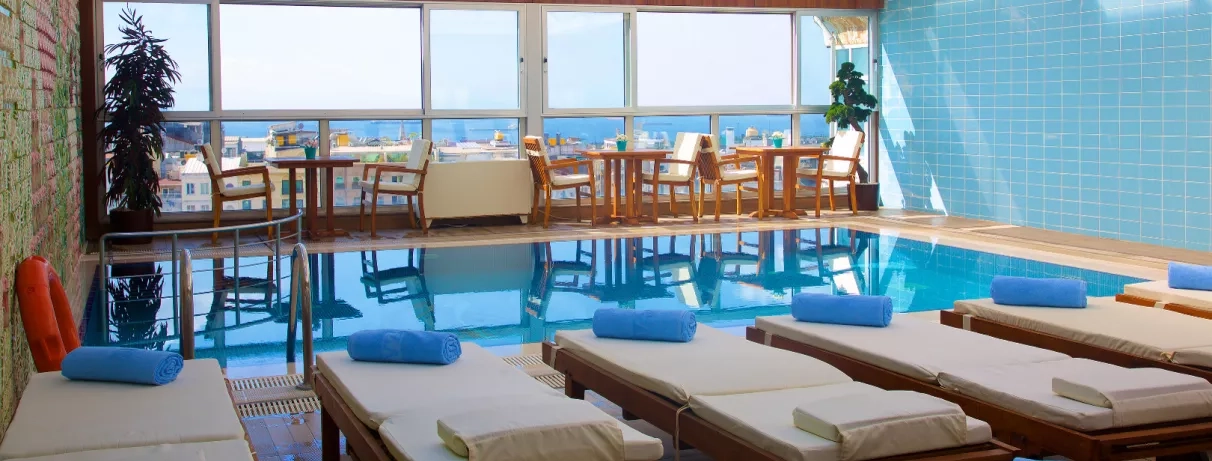 piscine intérieur avec des transats