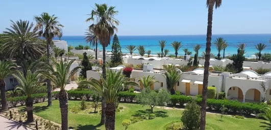 Bungalows entourés de jardins près de la mer