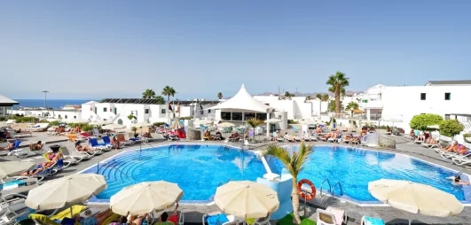 Une vue panoramique du complexe hôtelier avec ses piscines bleues.