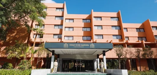 Entrée de l'hôtel avec les agent d'accueil, et les fenêtres des chambres