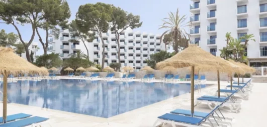 piscine extérieur avec transats et parasols