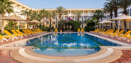 Piscine extérieure avec des transats jaune 