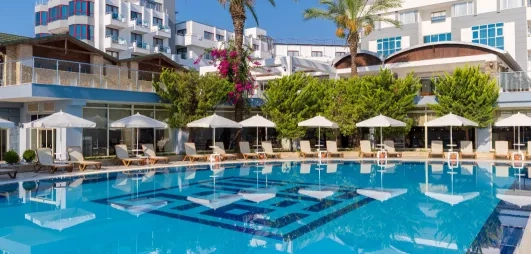 vue de la piscine extérieure et vue de l'hôtel