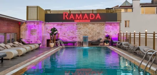 vue sur la piscine extérieure de l'hôtel