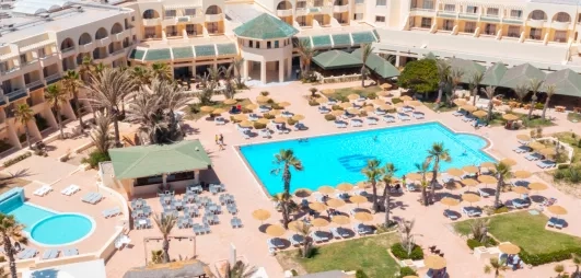 Architecture typique et terrasses de l'hôtel Vincci Dar Midoun entourant les piscines extérieures à Djerba.