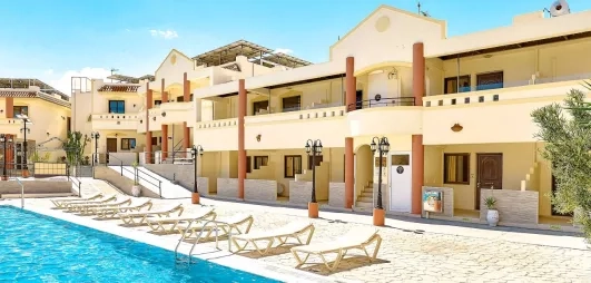 piscine avec transats, hôtel bâtiment avec un étage, lampadaires, plantes, rampe fauteuil roulant et poussettes