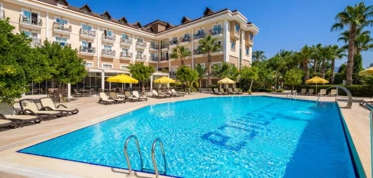 vue de la piscine extérieure et vue de l'hôtel