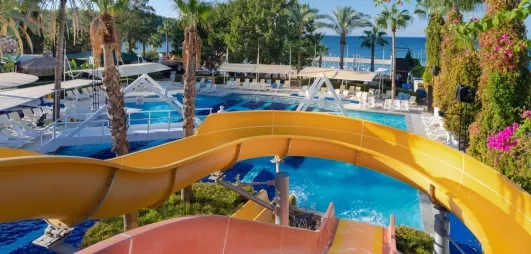 vue d'une piscine avec des toboggans 