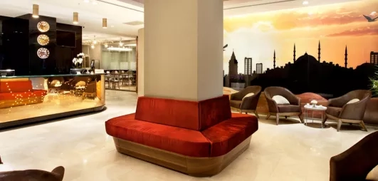 hall d'entrée avec réception et fauteuils