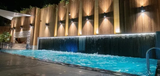 vue de nuit de la piscine extérieur 