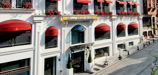 façade de l'hôtel avec sa porte d'entrée