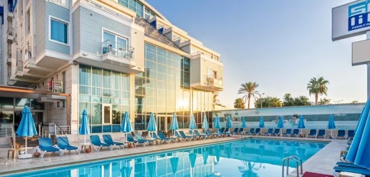 piscine extérieure avec vue de l'hôtel