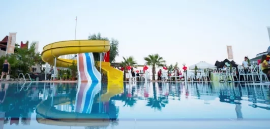 Piscine extérieure avec des toboggans