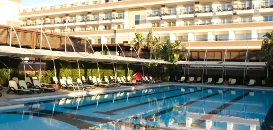 vue de la piscine extérieure et vue de l'hôtel