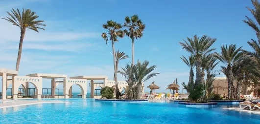 Espace de détente avec transats au bord de la grande piscine du Mondi Club Zita Beach.