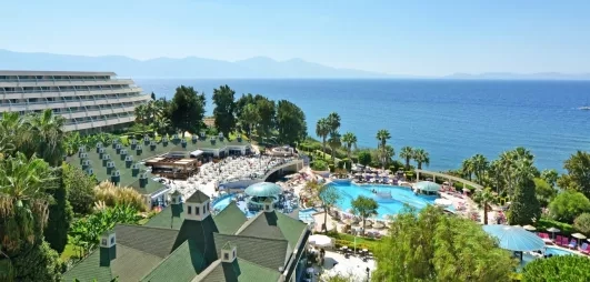 Une vue panoramique surplombant le complexe hôtelier, ses piscines et la mer.