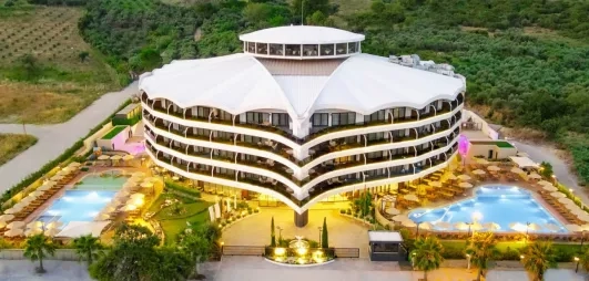 Une vue aérienne de l'hôtel moderne, niché au cœur d'une végétation verdoyante.