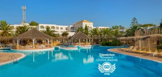 Cadre tropical relaxant avec piscine extérieure