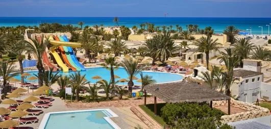 Vue panoramique des infrastructures de loisirs, piscines et jardins exotiques du club de vacances à Djerba.