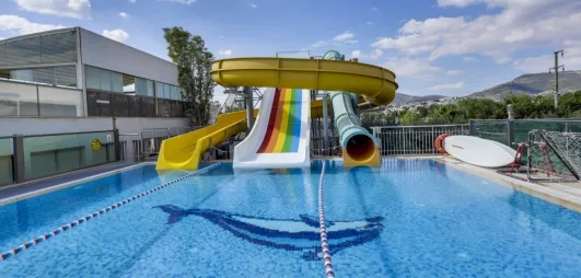piscine avec des toboggans