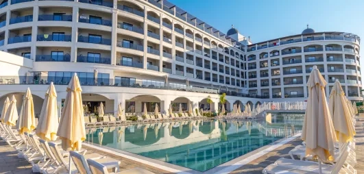 piscine extérieure avec transats et parasols 