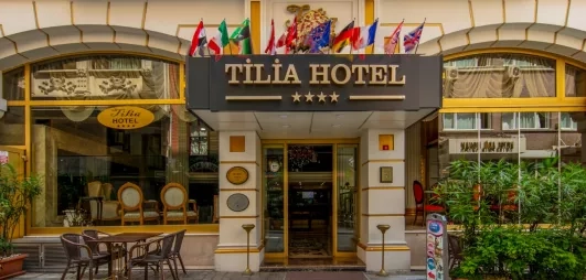 façade extérieur de l'hôtel avec sa porte d'entrée 