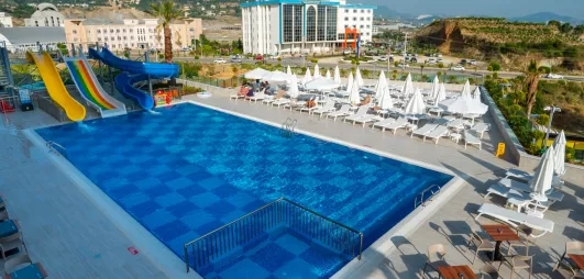 vue de la piscine extérieure de l'hôtel