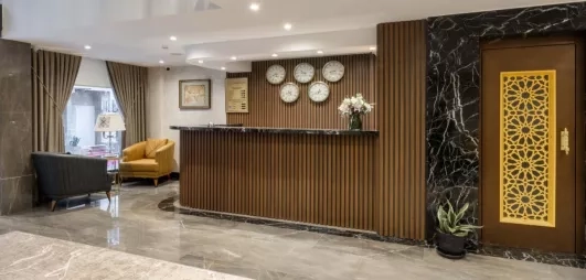 hall d'entrée avec comptoir de réception