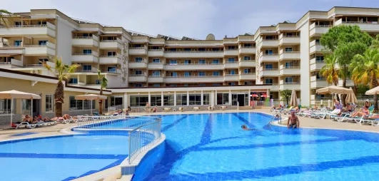 piscine extérieure avec vue de la façade de l'hôtel
