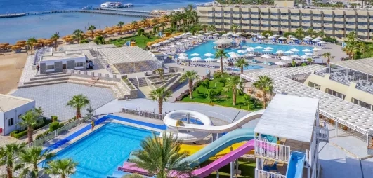 vue globale de l'hôtel, piscine extérieur, toboggans, parasols, transats, plage